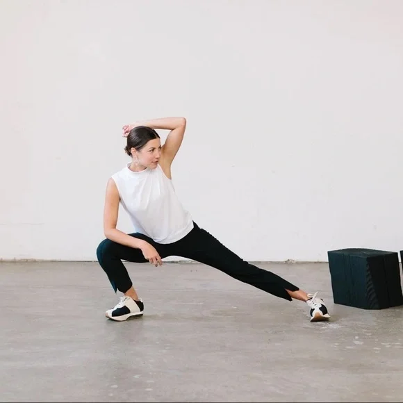 Elegant Black Cropped Pants - Picture 2 of 9